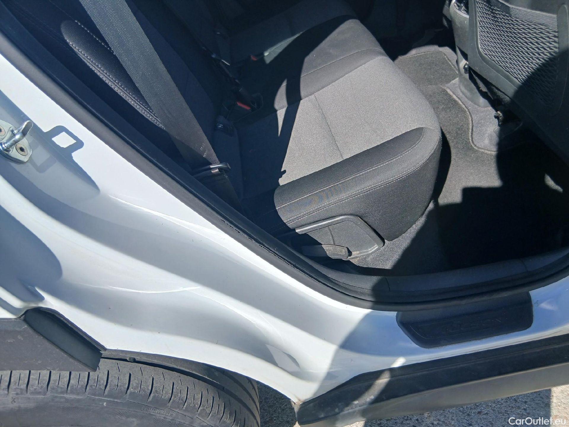  Hyundai  Tucson HYUNDAI  / 2018 / 5P / todoterreno 1.6 CRDI 85kW (116CV) 48V SLE 4X2(SP)(SL) #32