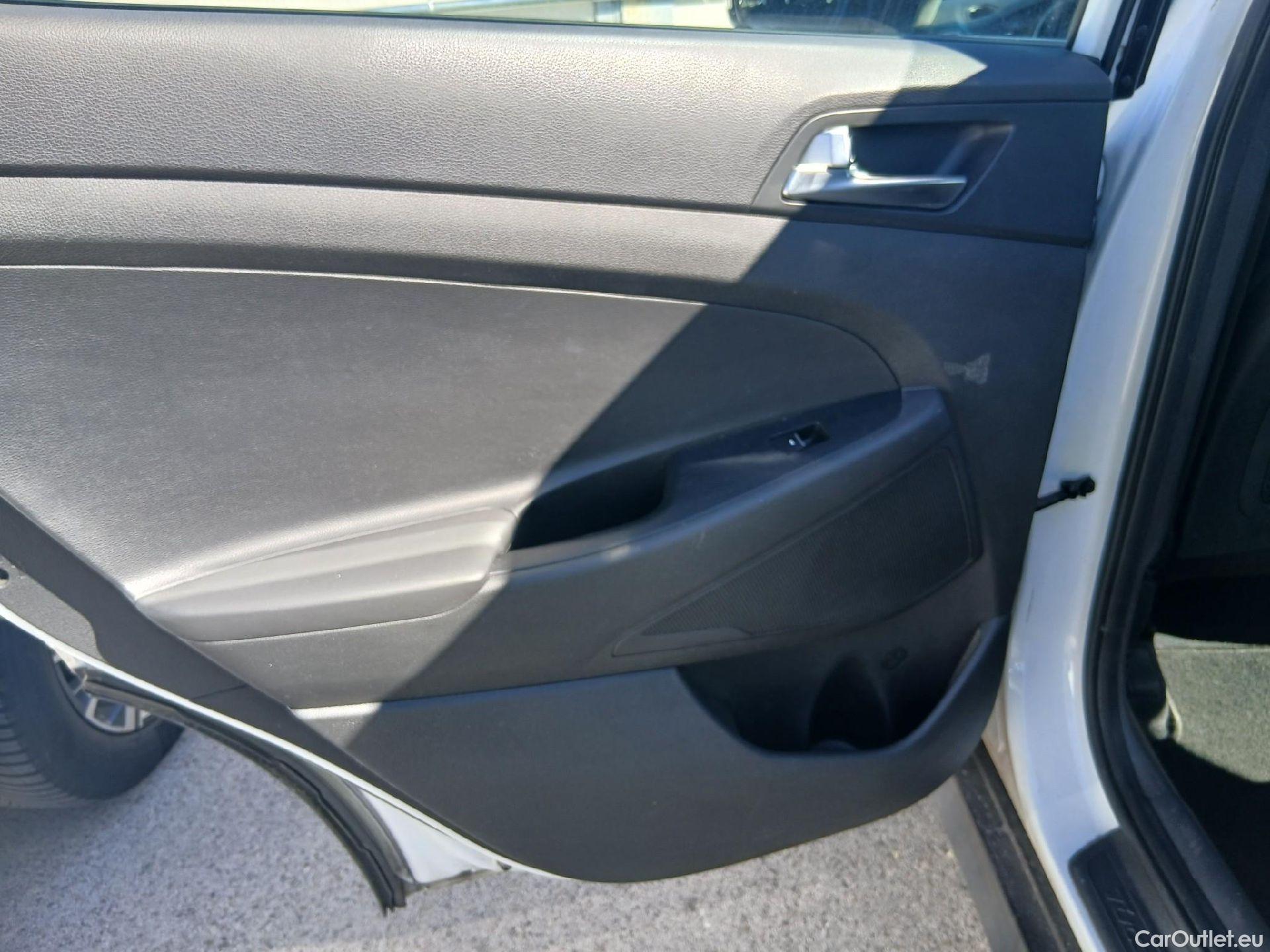  Hyundai  Tucson HYUNDAI  / 2018 / 5P / todoterreno 1.6 CRDI 85kW (116CV) 48V SLE 4X2(SP)(SL) #24