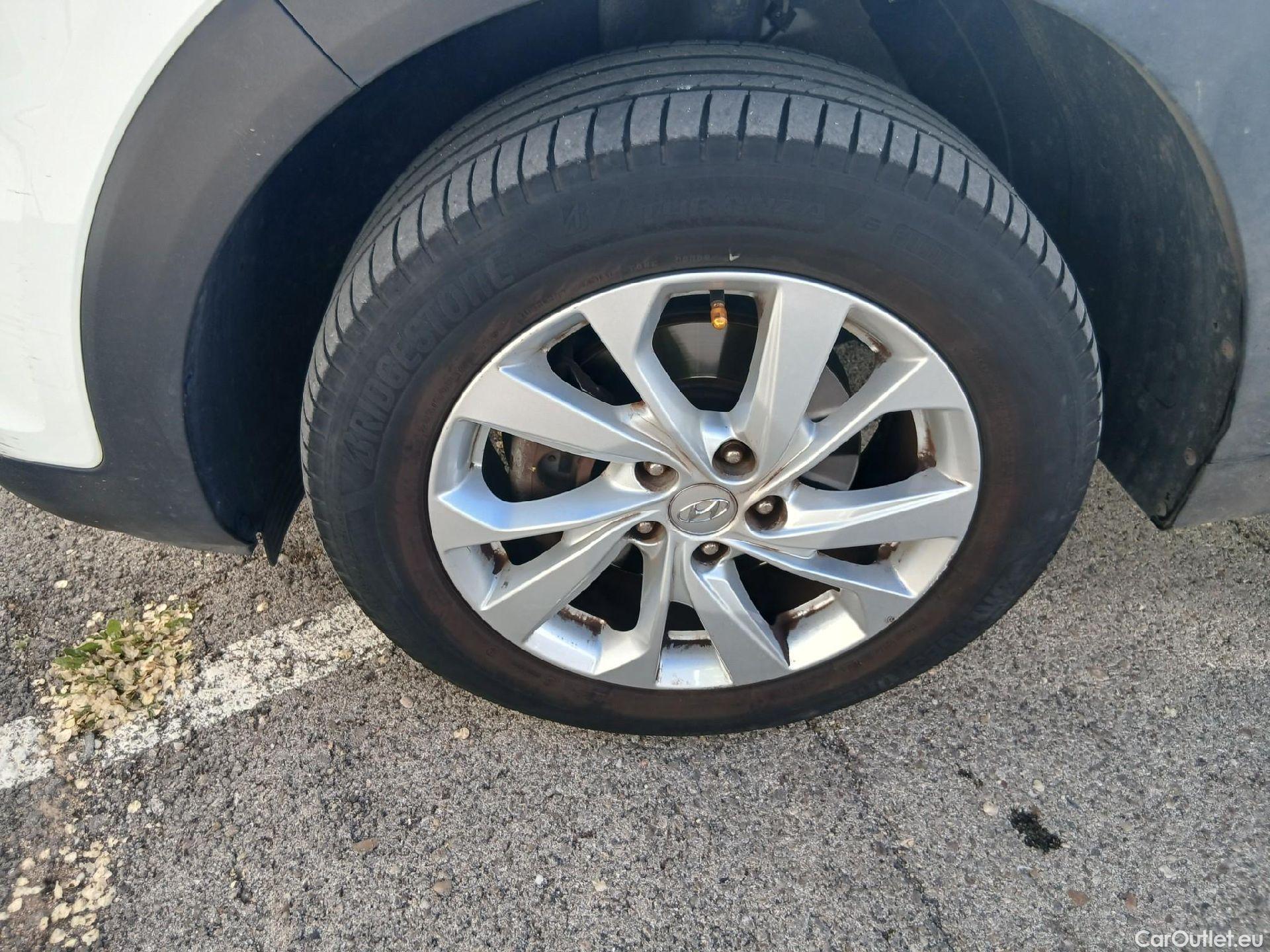  Hyundai  Tucson HYUNDAI  / 2018 / 5P / todoterreno 1.6 CRDI 85kW (116CV) 48V SLE 4X2(SP)(SL) #3