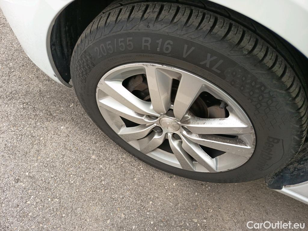  Peugeot  308 PEUGEOT  / 2017 / 5P / berlina con portón 5p Active Pack BlueHDi 130 S&S #7