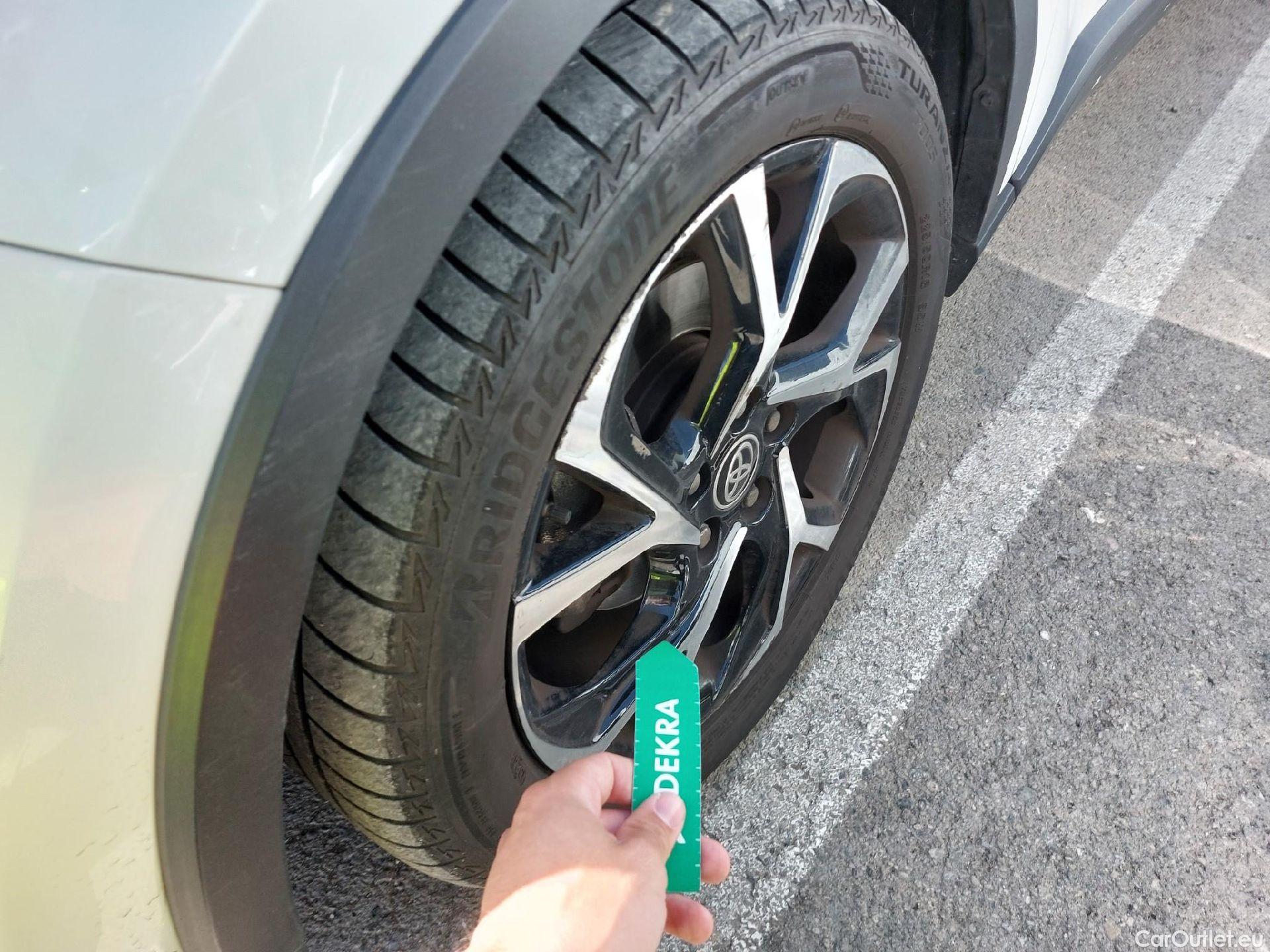  Toyota  C-HR TOYOTA  / 2019 / 5P / todoterreno 2.0 180H Advance #6