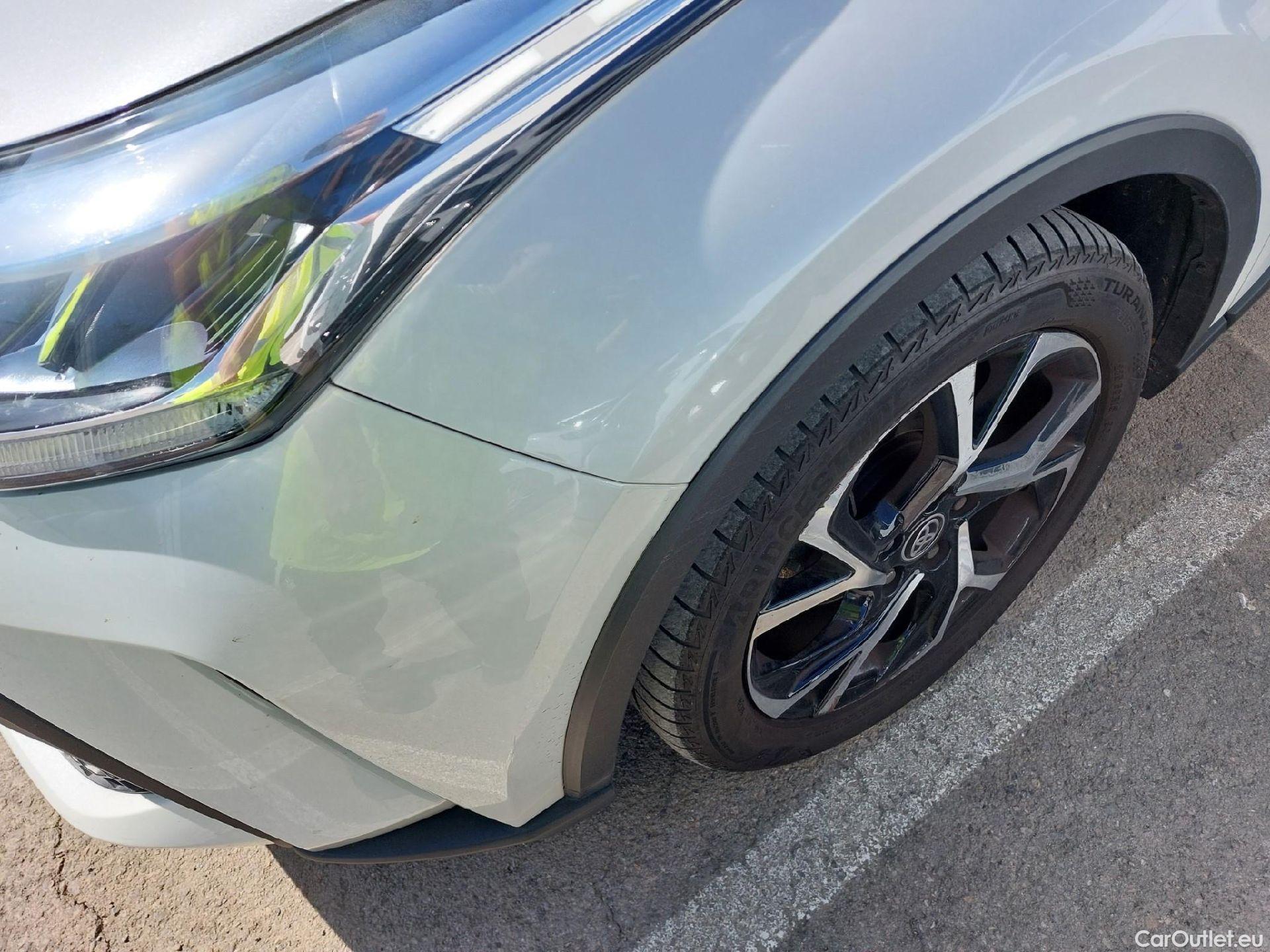  Toyota  C-HR TOYOTA  / 2019 / 5P / todoterreno 2.0 180H Advance #5