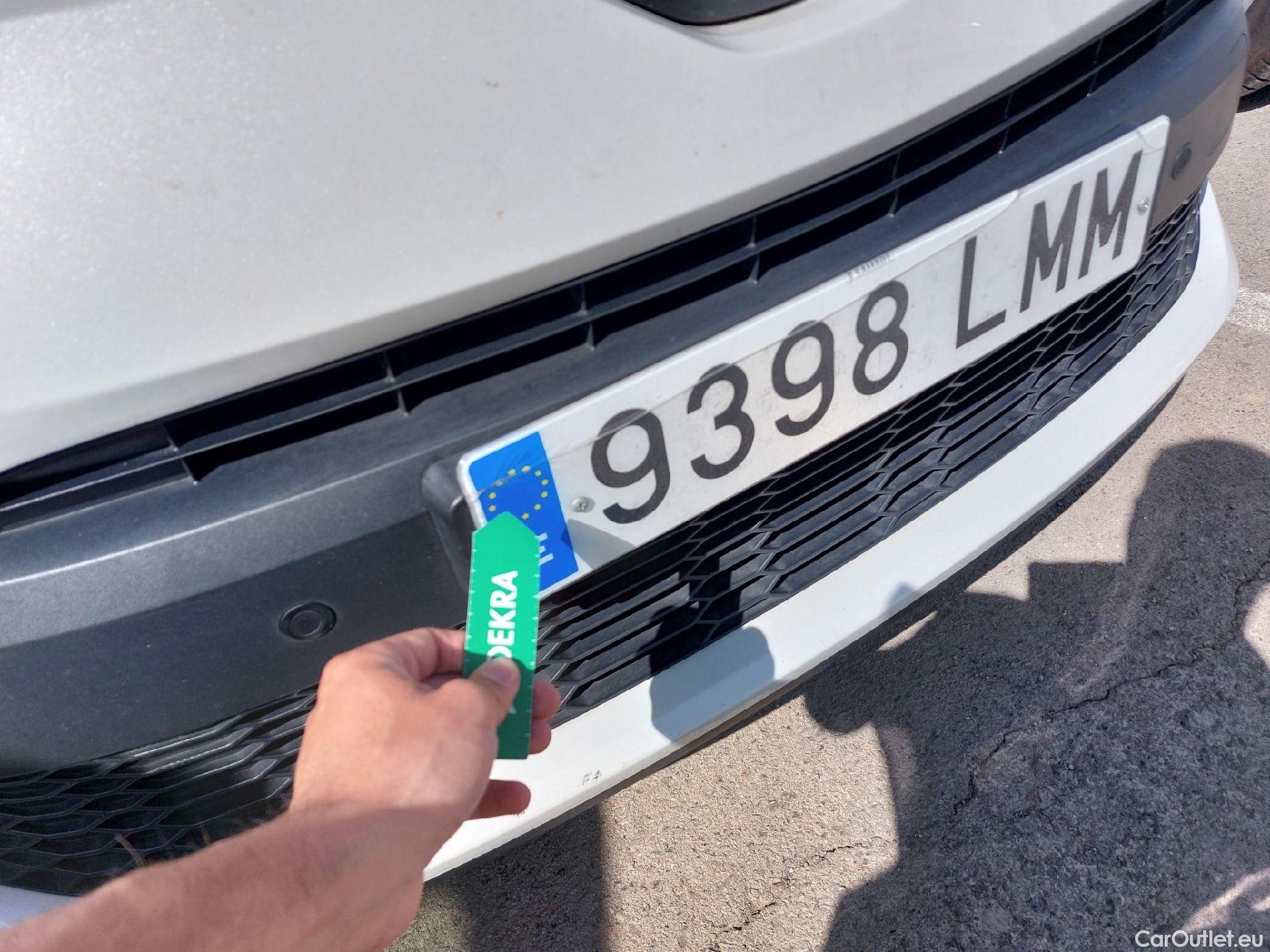  Toyota  C-HR TOYOTA  / 2019 / 5P / todoterreno 2.0 180H Advance #3