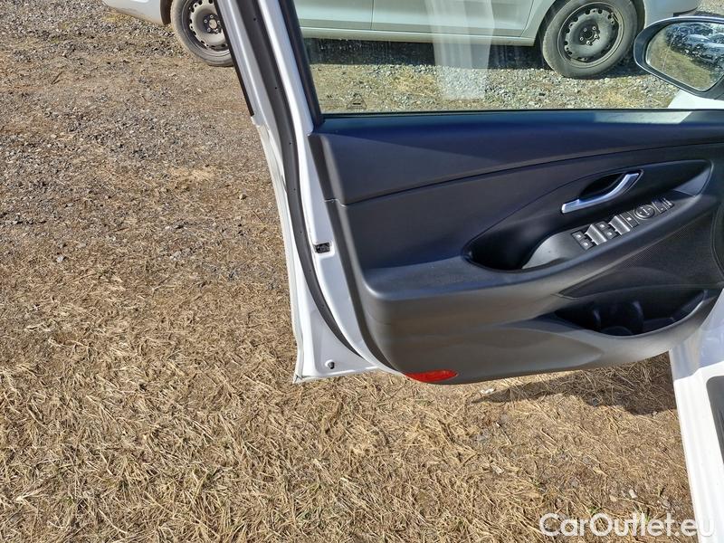  Hyundai  i30   cw (PD)(2017->)  kom.1.0TGDI 120 Smart #18