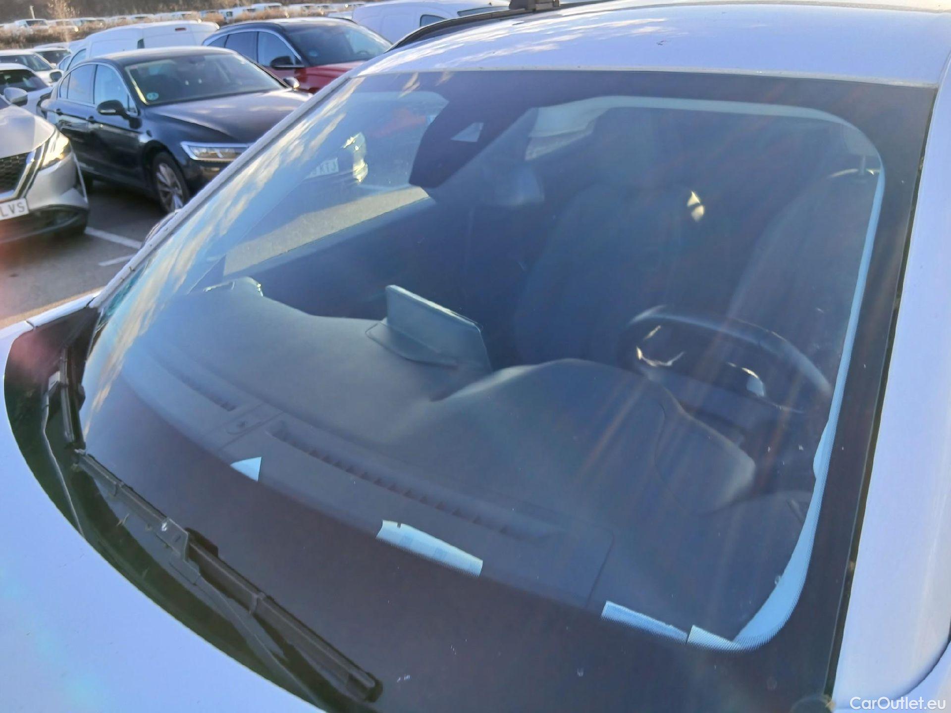  Peugeot  2008 PEUGEOT  / 2019 / 5P / todoterreno Allure BlueHDI 81kW (110CV) #8