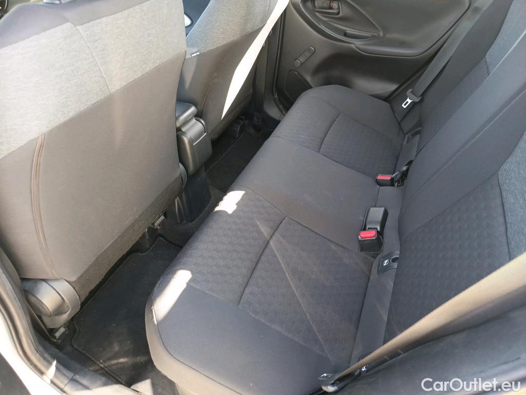  Toyota  Yaris TOYOTA  / 2020 / 5P / berlina con portón 1.5 120H Business Plus #16