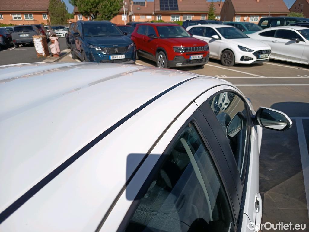  Toyota  Yaris TOYOTA  / 2020 / 5P / berlina con portón 1.5 120H Business Plus #3