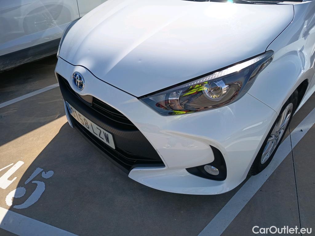  Toyota  Yaris TOYOTA  / 2020 / 5P / berlina con portón 1.5 120H Business Plus #37