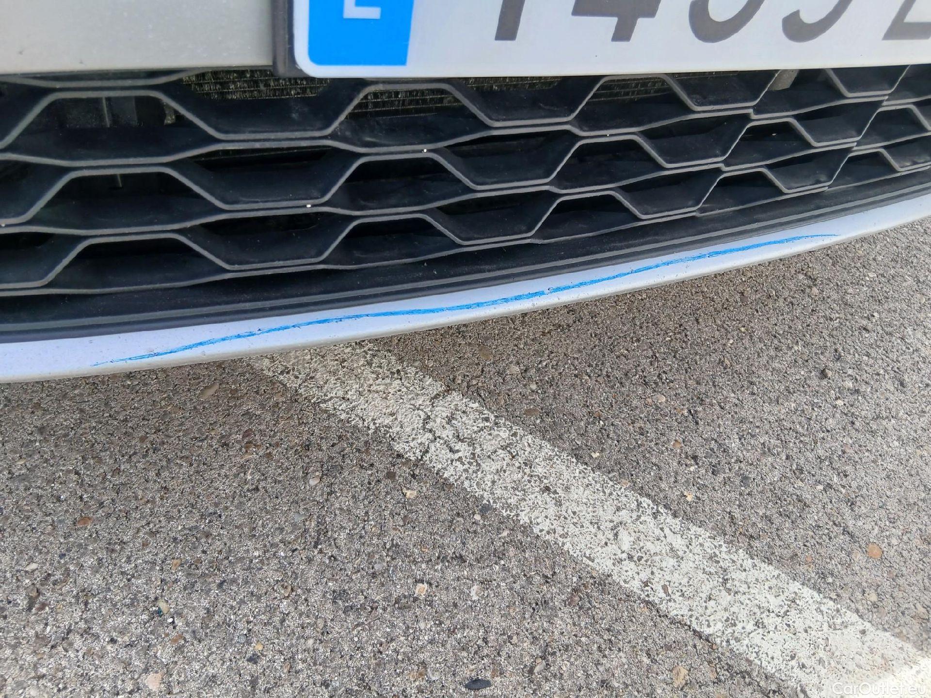  Volkswagen  T-ROC  Life 2.0 TDI 115CV MT6 E6d #9