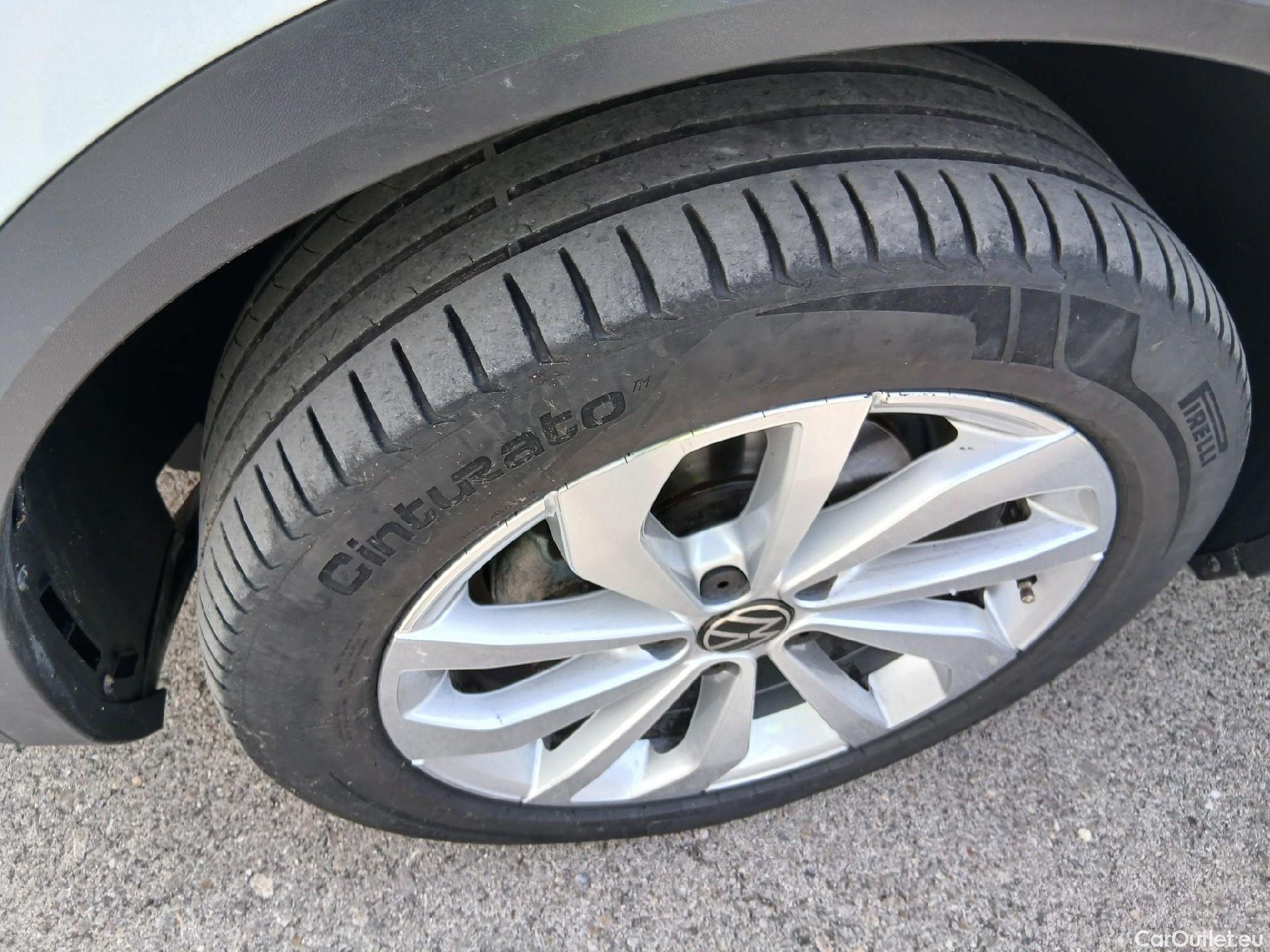  Volkswagen  T-ROC  Life 2.0 TDI 115CV MT6 E6d #15