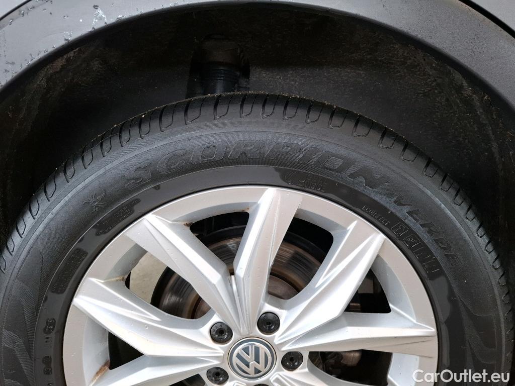 Volkswagen  Tiguan VOLKSWAGEN  / 2016 / 5P / SUV 1.5 TSI 150 EVO DSG7 Carat #2