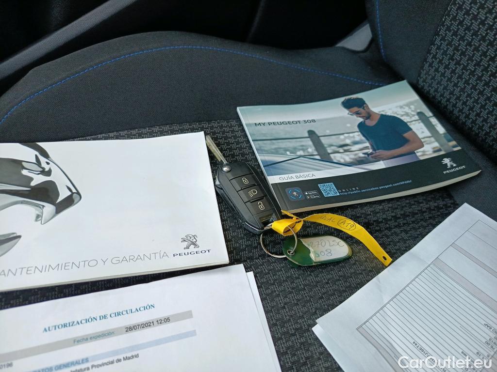 Peugeot  308 PEUGEOT  / 2017 / 5P / berlina con portón 5p Style BlueHDi 130 S&S #2