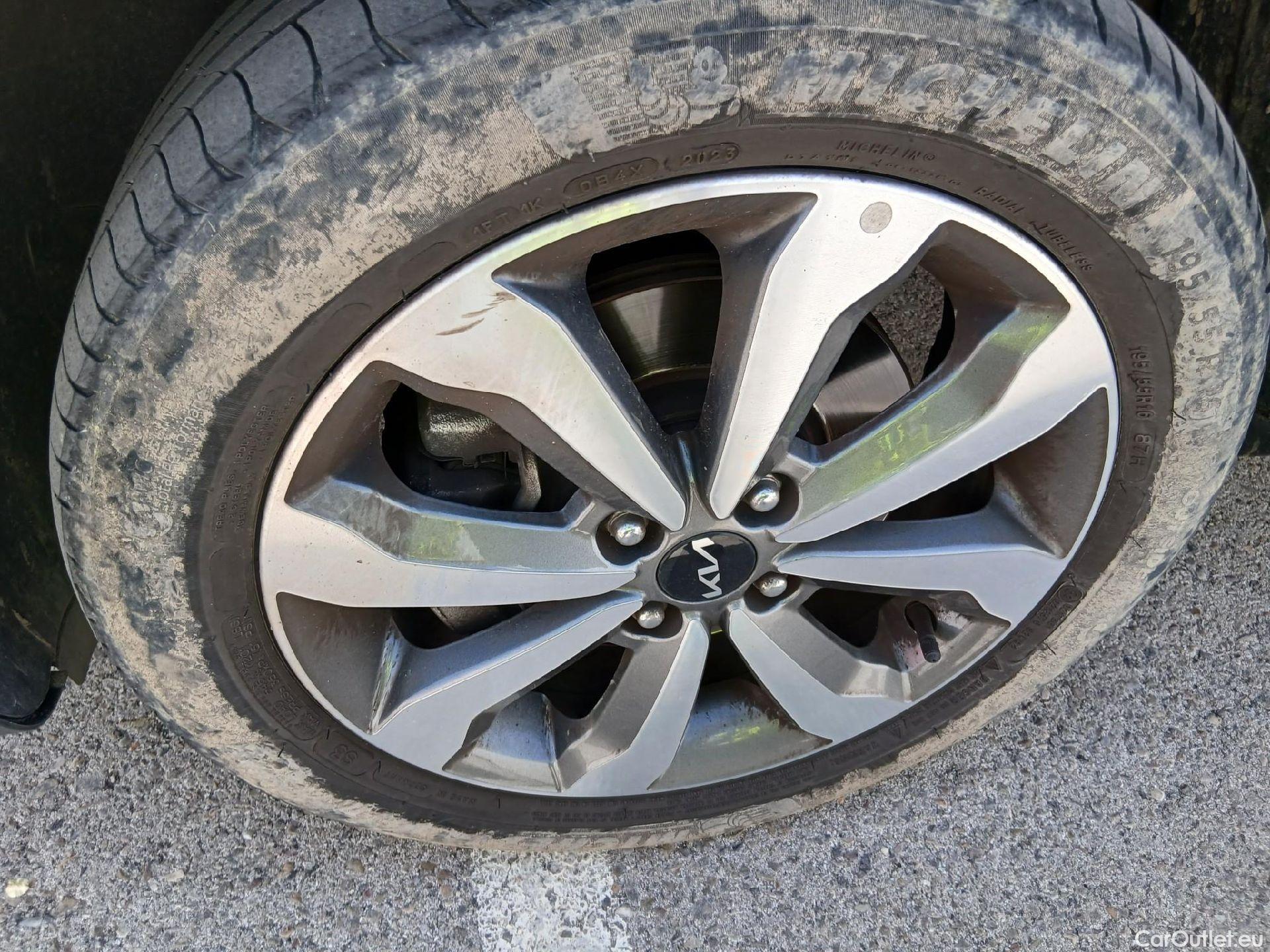  KIA  STONIC KIA  / 2017 / 5P / todoterreno 1.2 DPi 62kW (84CV) Concept (AC) #14