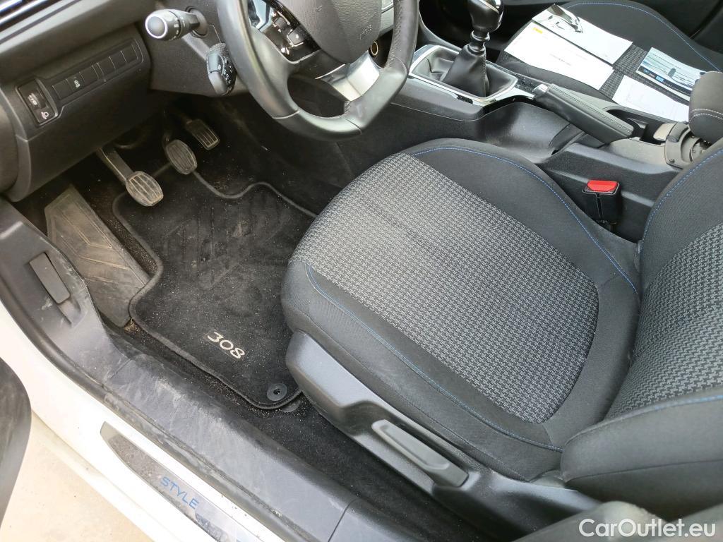  Peugeot  308 PEUGEOT  / 2017 / 5P / berlina con portón 5p Style BlueHDi 130 S&S #10