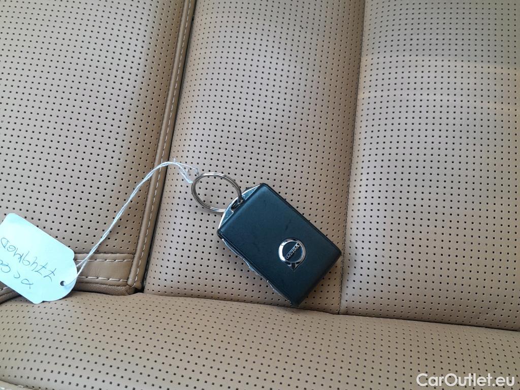  Volvo  XC60 VOLVO  / 2017 / 5P / todoterreno 2.0 B4 D Plus Bright Auto #2