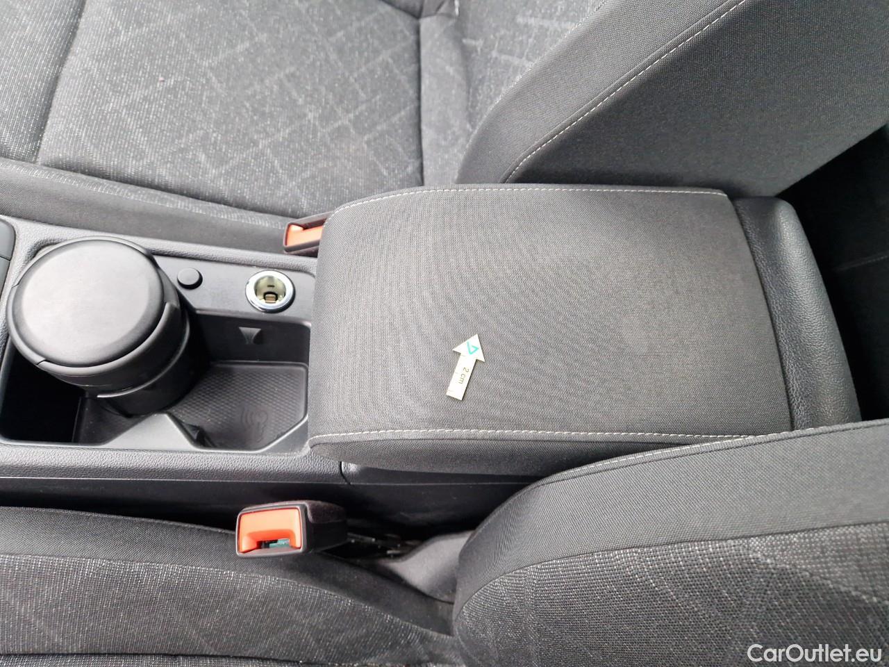  Volkswagen  Golf  Life 1.0 TSI #48