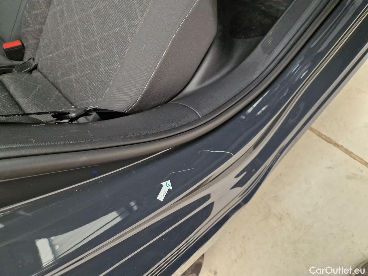  Volkswagen  Golf  Life 1.0 TSI #67
