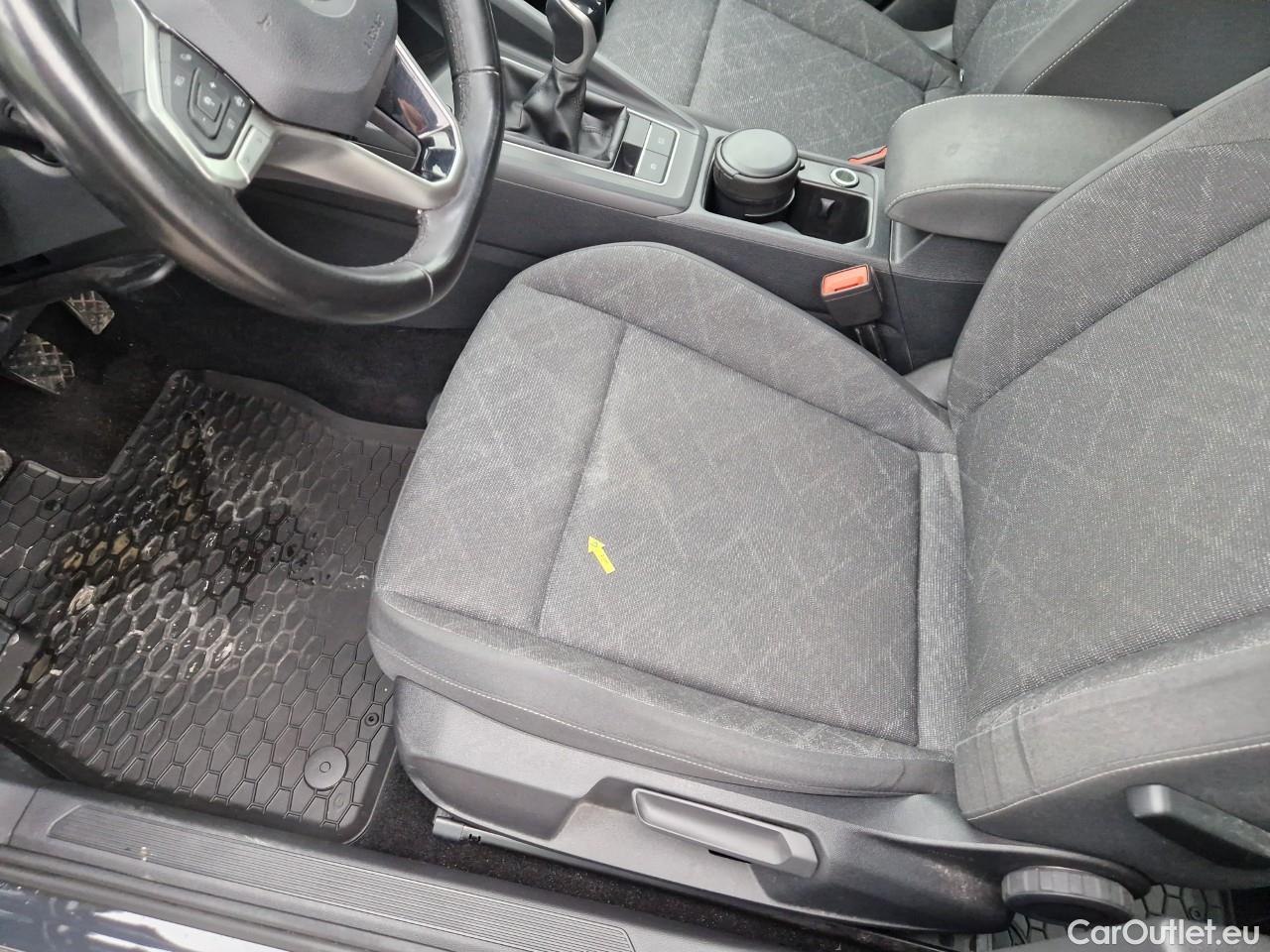  Volkswagen  Golf  Life 1.0 TSI #47