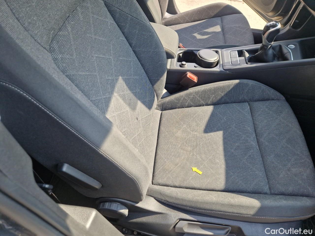  Volkswagen  Golf  Life 1.0 TSI #40