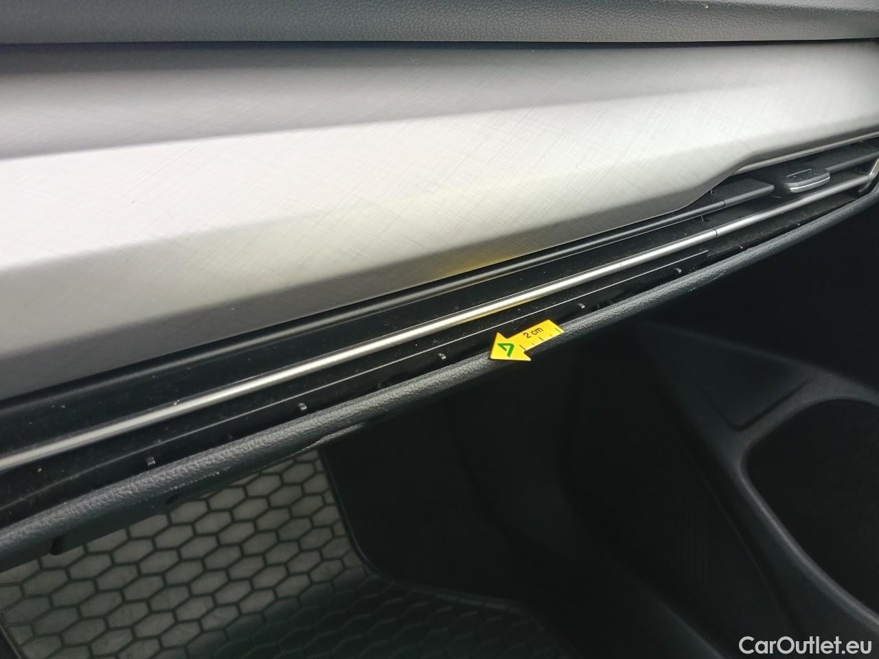  Volkswagen  Golf  Life 1.0 TSI #1