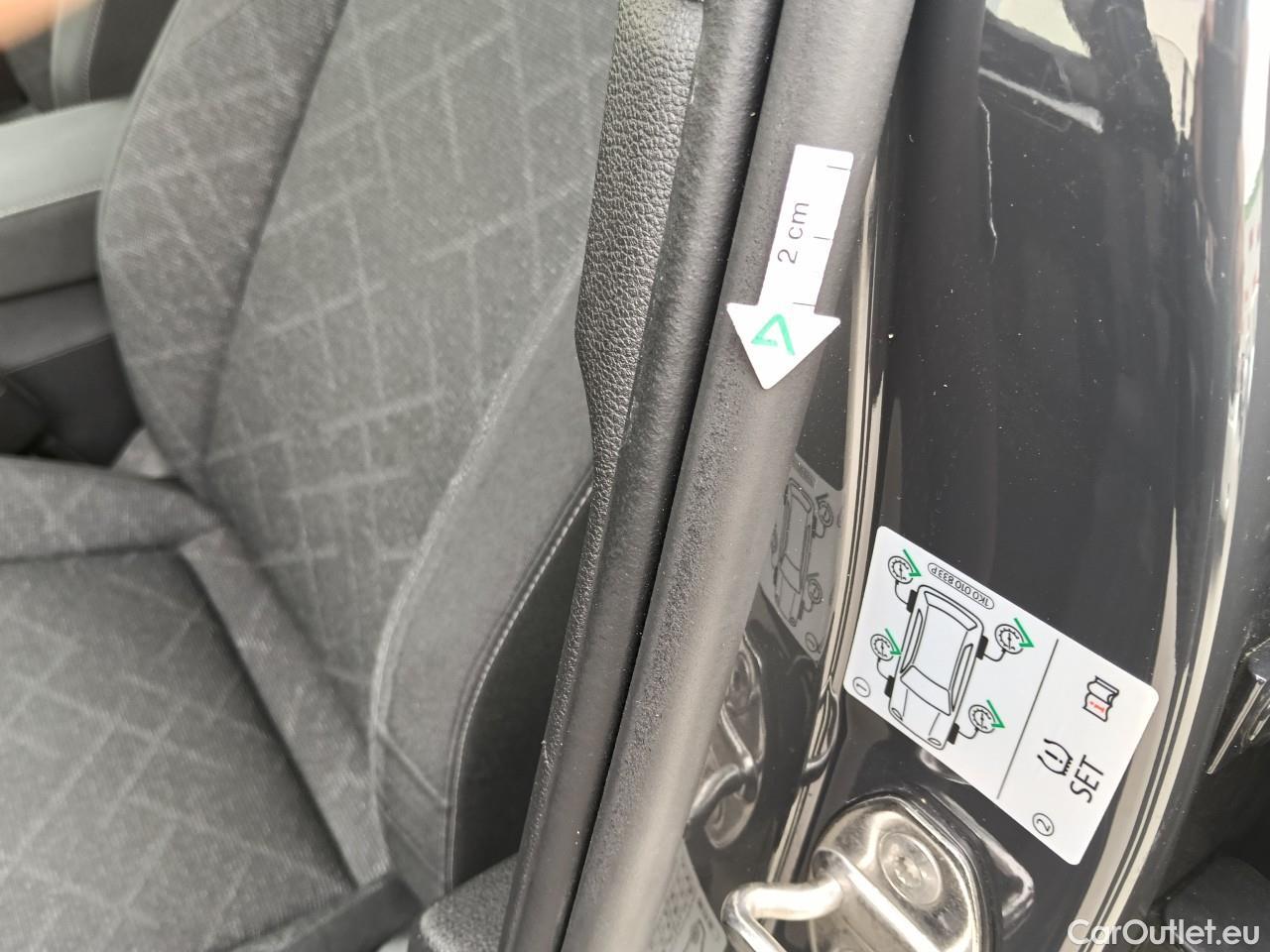  Volkswagen  Golf  Life 1.0 TSI #37