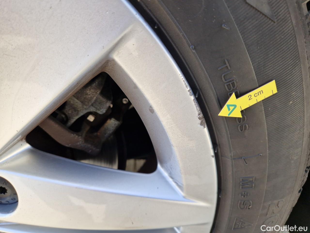  Volkswagen  Golf  Life 1.0 TSI #28