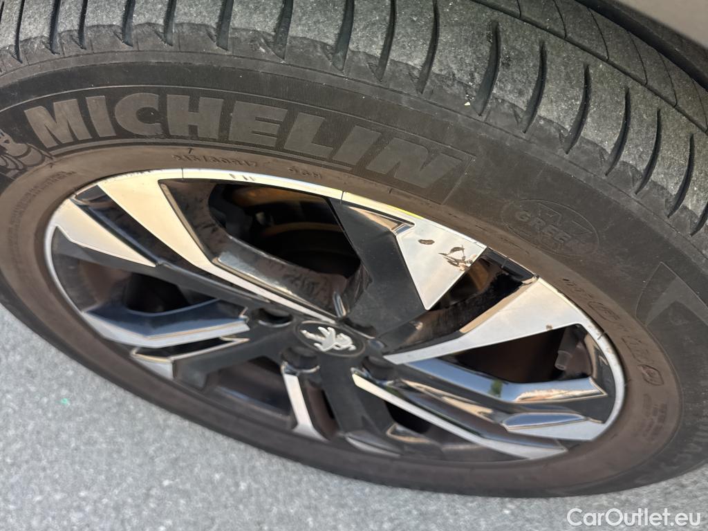  Peugeot  2008 PEUGEOT  / 2019 / 5P / todoterreno Allure BlueHDI 81kW (110CV) #1