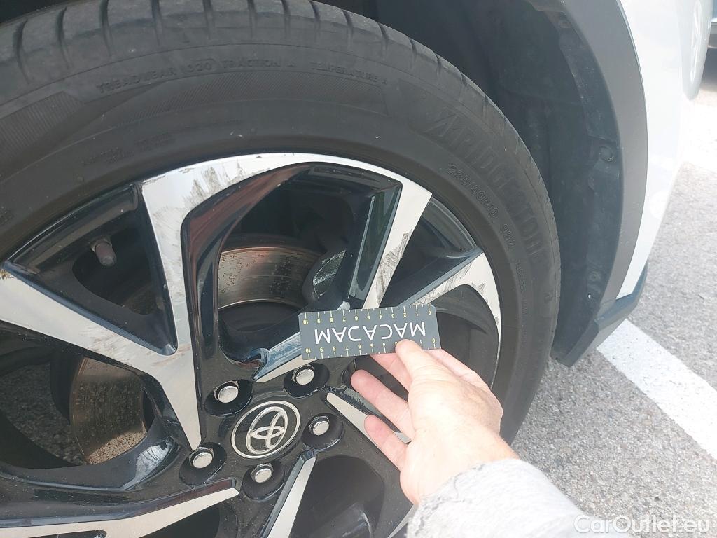  Toyota  C-HR TOYOTA  / 2019 / 5P / todoterreno 2.0 180H Advance #4