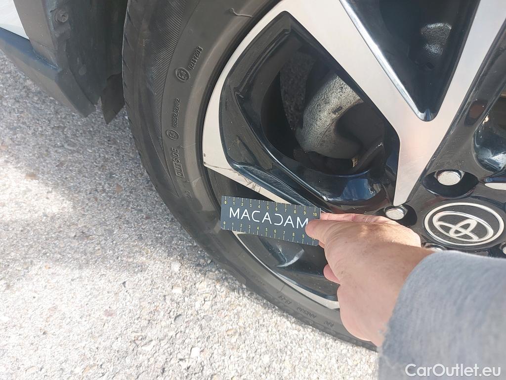 Toyota  C-HR TOYOTA  / 2019 / 5P / todoterreno 2.0 180H Advance #2