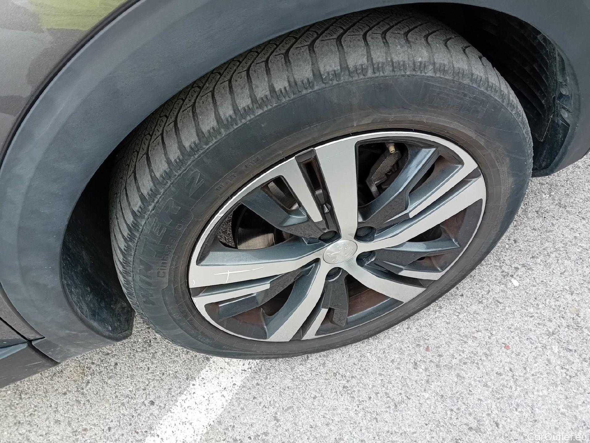  Peugeot  3008 PEUGEOT  Hybrid todoterreno 225 e-EAT8 Allure 225 CV 13 kWH #61