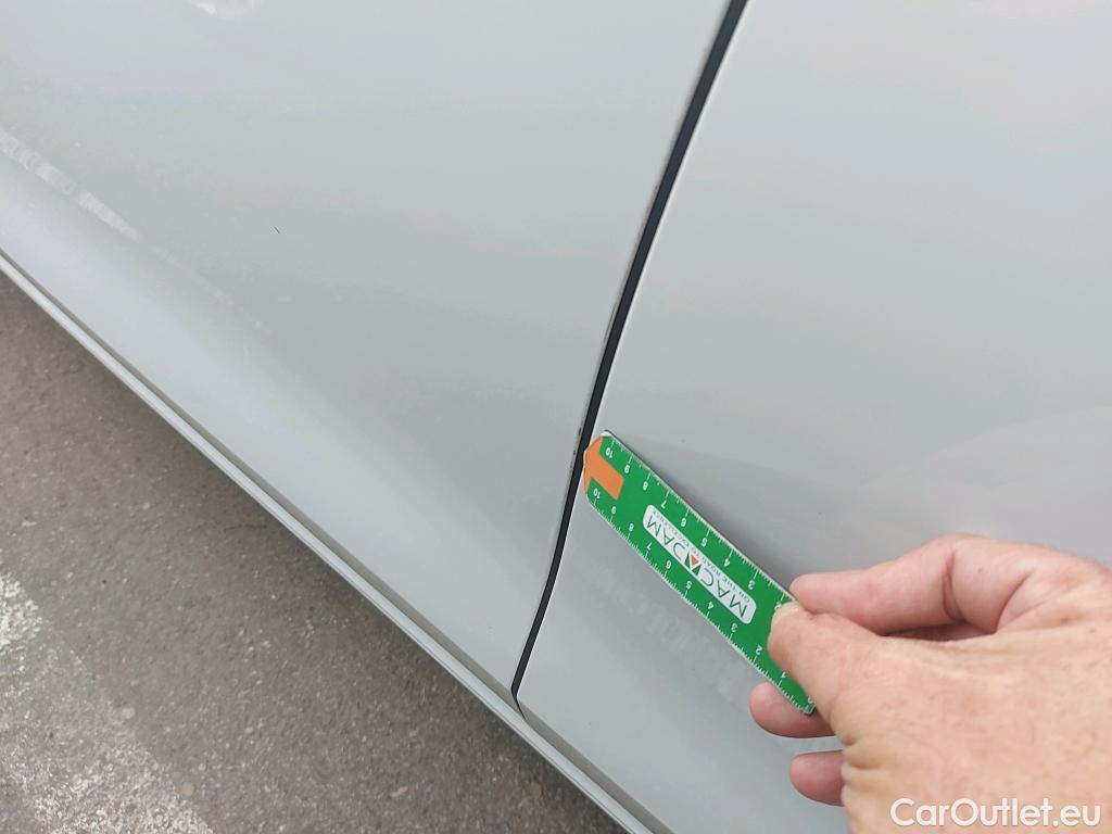  Volkswagen  Golf  VOLKSWAGEN / 2020 / 5P / berlina con portón Life 2.0 TDI 85kW (115CV) #4