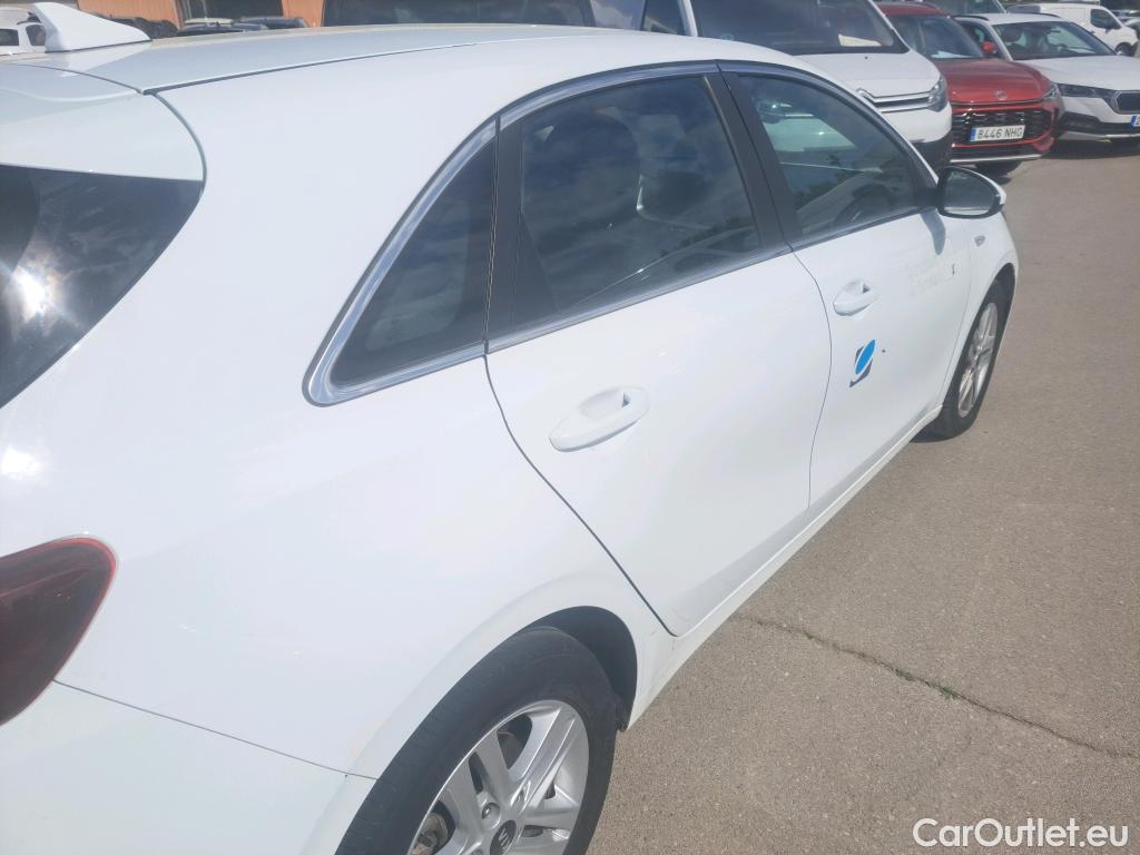  KIA  Cee'd KIA Ceed / 2018 / 5P / berlina con portón 1.0 MHEV 88kW (120CV) Drive DCT #18