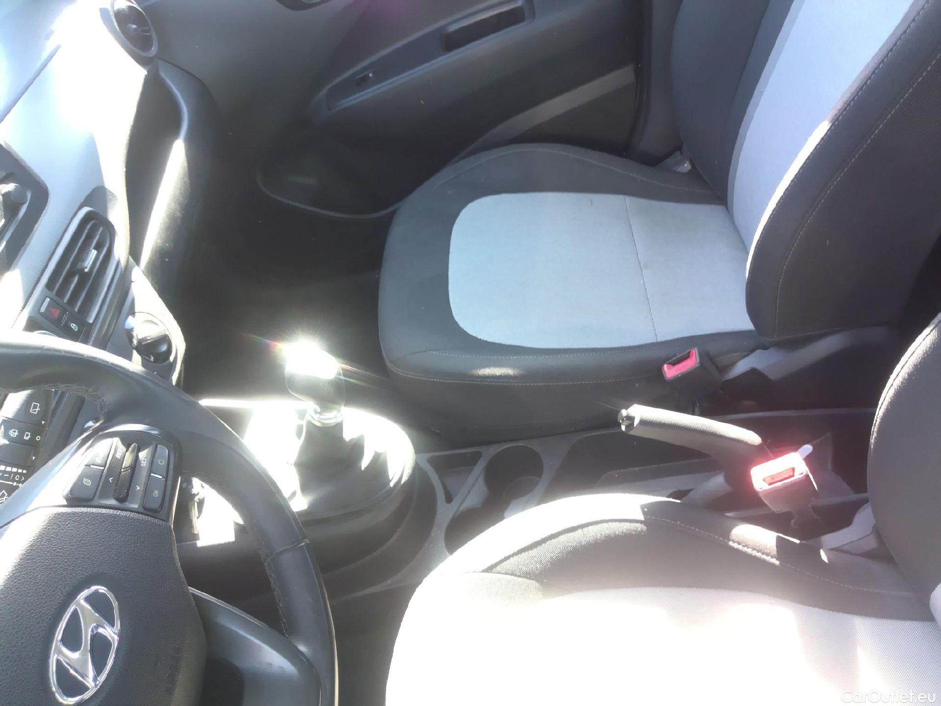  Hyundai  i10 HYUNDAI  / 2020 / 5P / berlina con portón 1.0 Essence #1