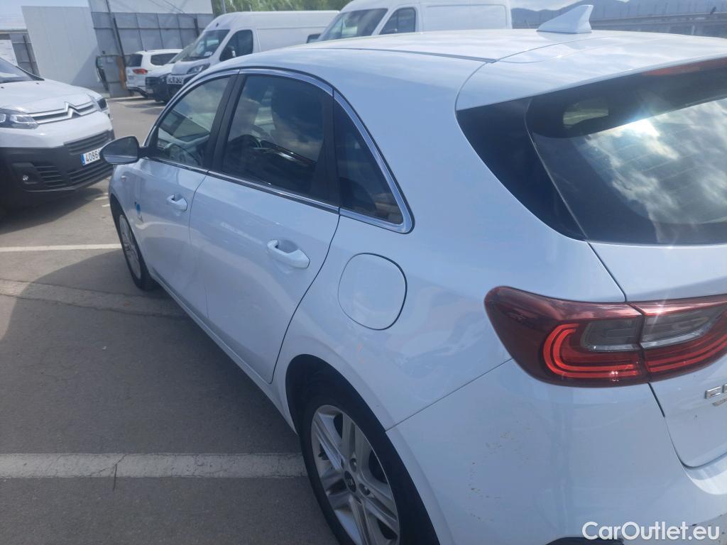  KIA  Cee'd KIA Ceed / 2018 / 5P / berlina con portón 1.0 MHEV 88kW (120CV) Drive DCT #16