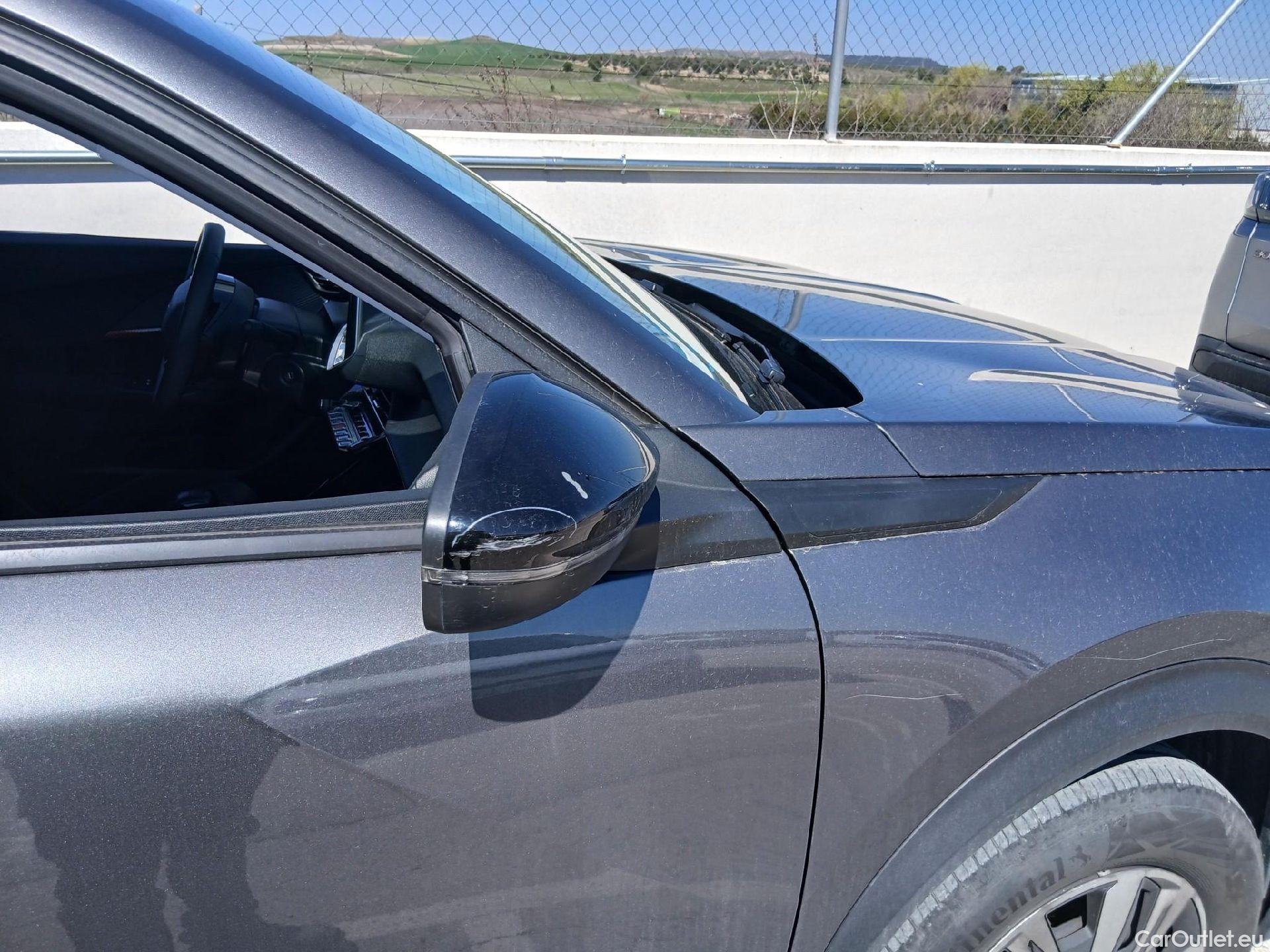  Peugeot  2008 PEUGEOT  / 2019 / 5P / todoterreno Active BlueHDI 81kW (110CV) #28