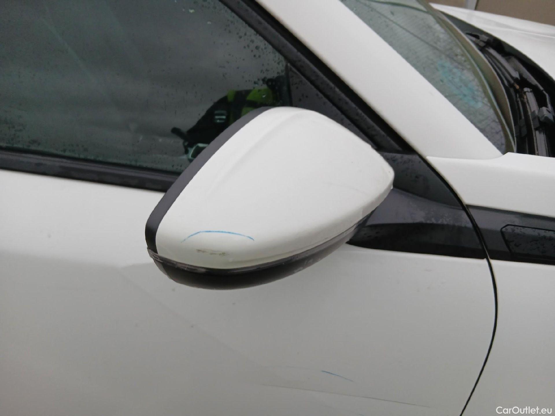  Peugeot  2008 PEUGEOT  / 2019 / 5P / todoterreno Allure BlueHDI 81kW (110CV) #15