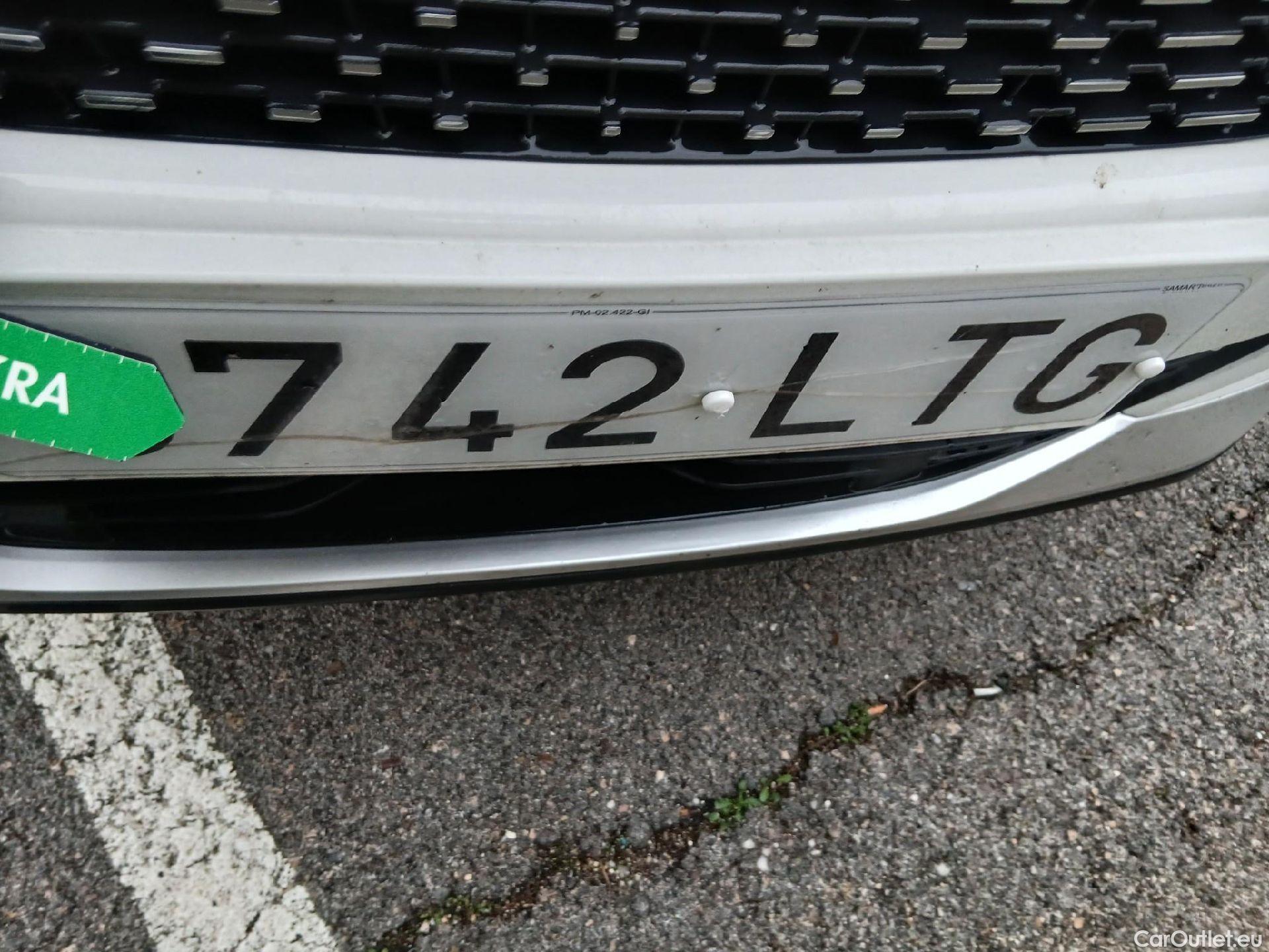  Peugeot  2008 PEUGEOT  / 2019 / 5P / todoterreno Allure BlueHDI 81kW (110CV) #9