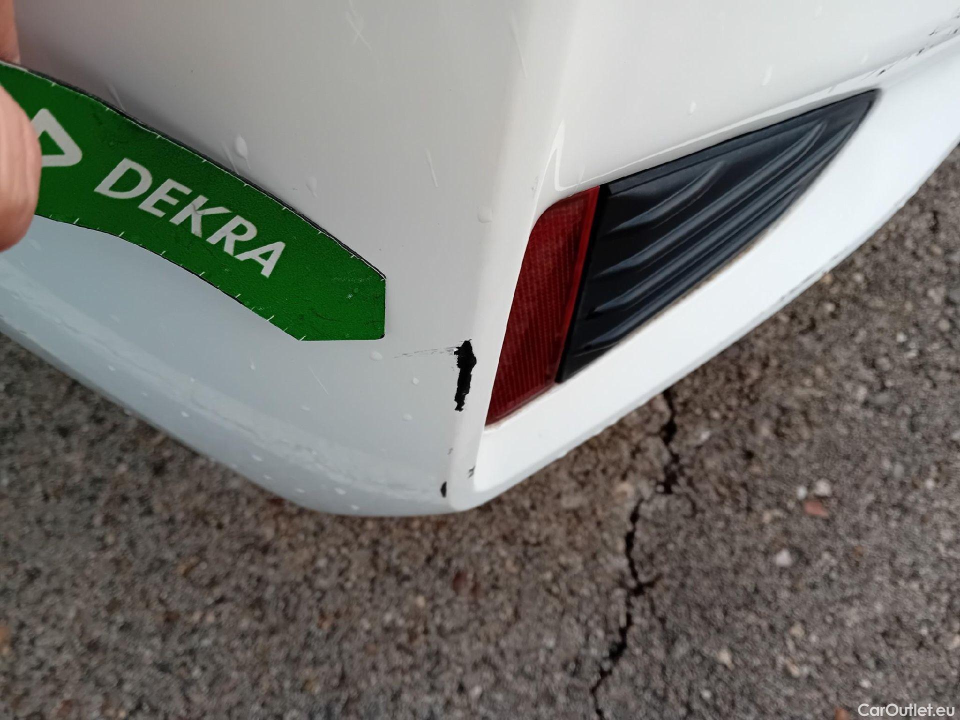  Toyota  Yaris TOYOTA  5p 3G berlina con portón 1.5 Hybrid Active #18