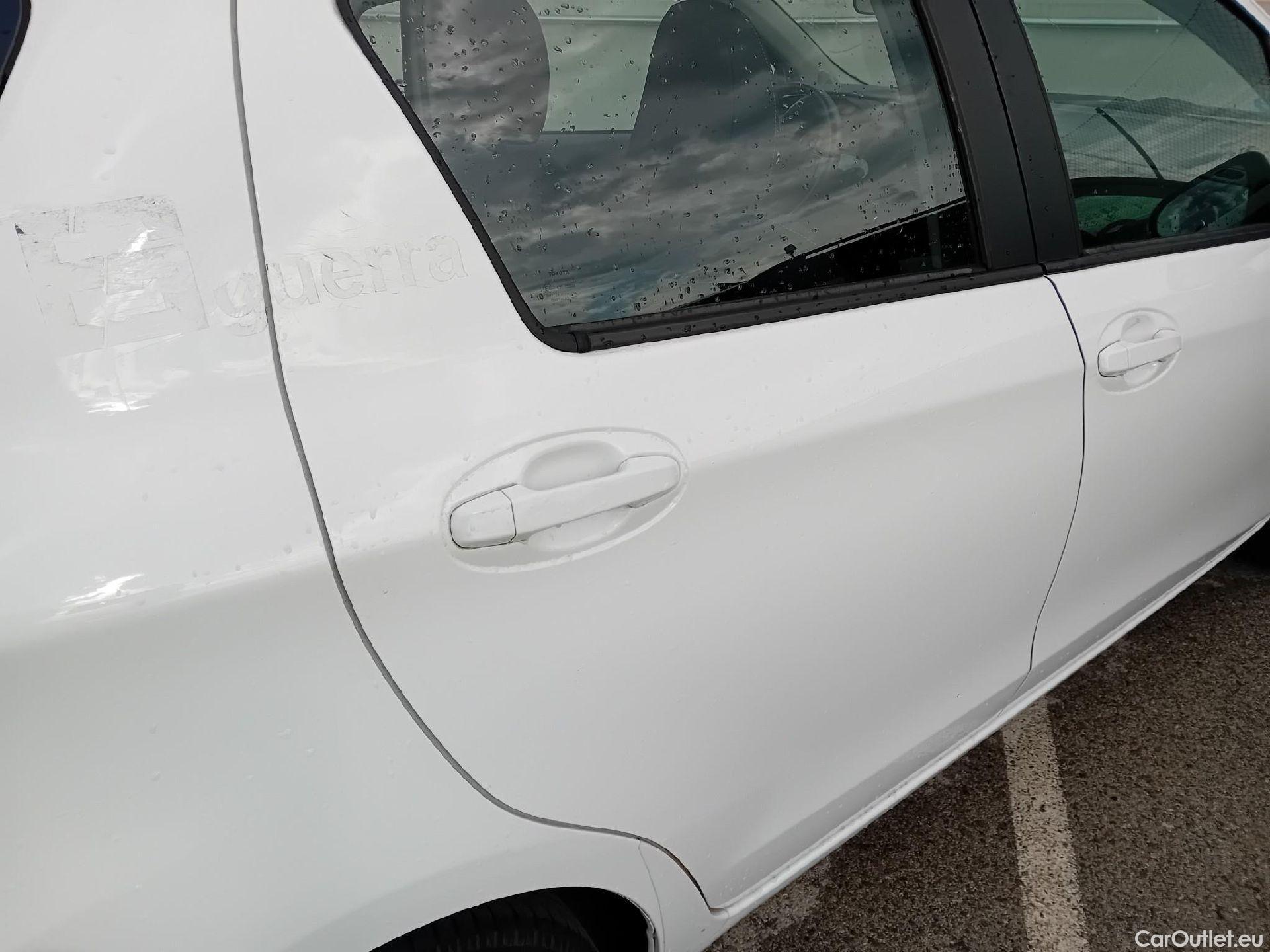  Toyota  Yaris TOYOTA  5p 3G berlina con portón 1.5 Hybrid Active #26