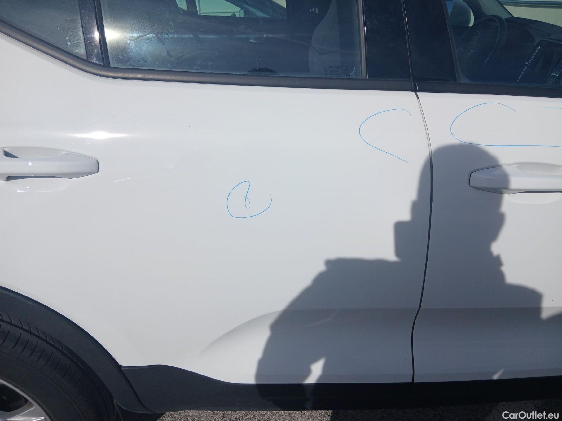  Volvo  XC 40 VOLVO XC40 todoterreno 1.5 T2 Momentum Auto130 CV #25