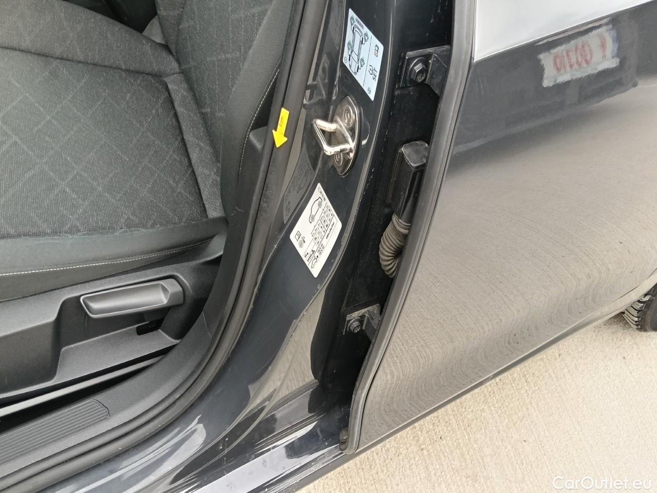  Volkswagen  Golf  Life 1.0 TSI #35
