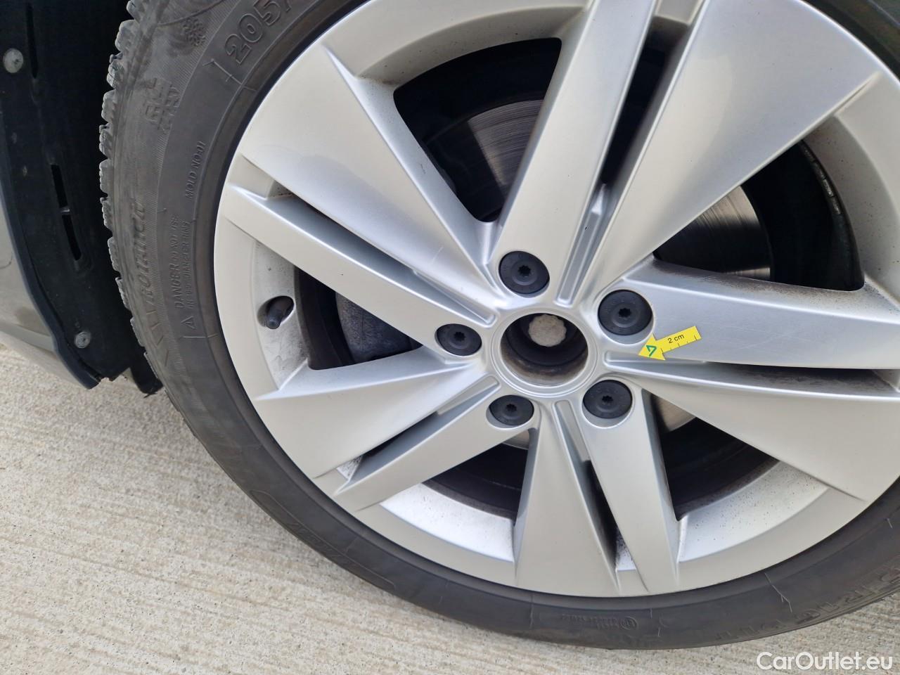  Volkswagen  Golf  Life 1.0 TSI #8