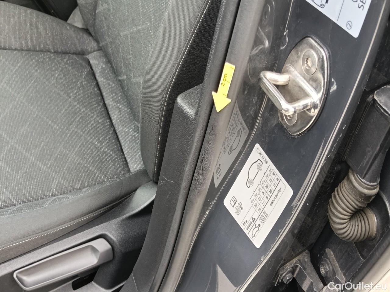  Volkswagen  Golf  Life 1.0 TSI #36