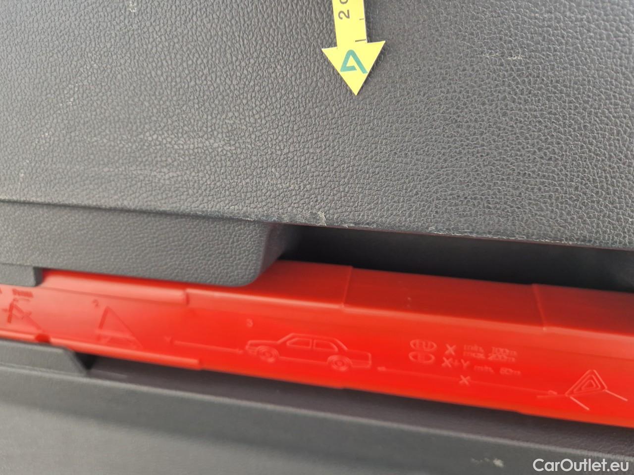  Volkswagen  Golf  Life 1.0 TSI #56