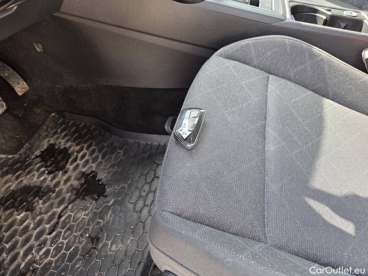  Volkswagen  Golf  Life 1.0 TSI #2