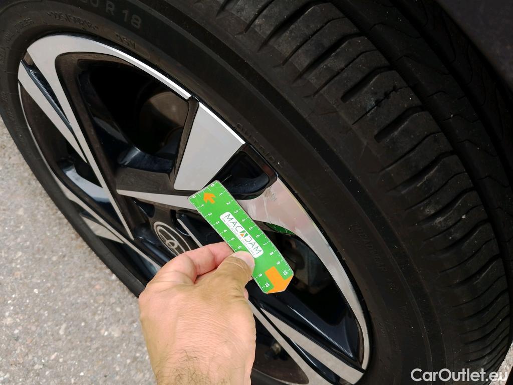  Toyota  C-HR TOYOTA  / 2019 / 5P / todoterreno 1.8 125H Advance #2