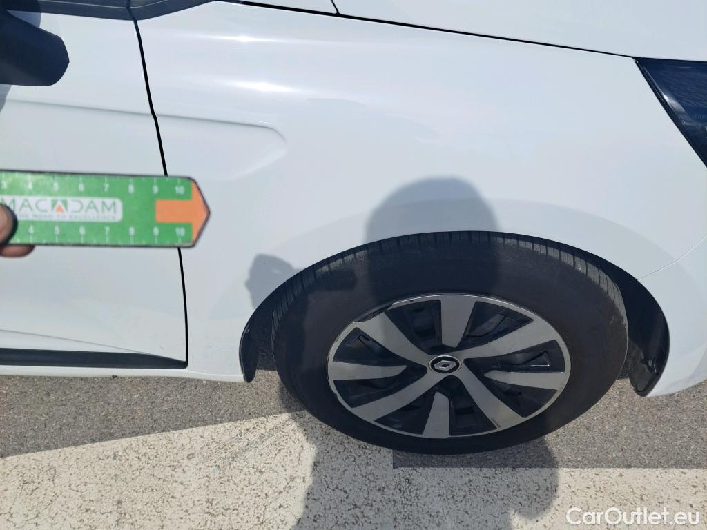  Renault  Clio RENAULT  / 2019 / 5P / berlina con portón Intens TCe 67 kW (91CV) #16
