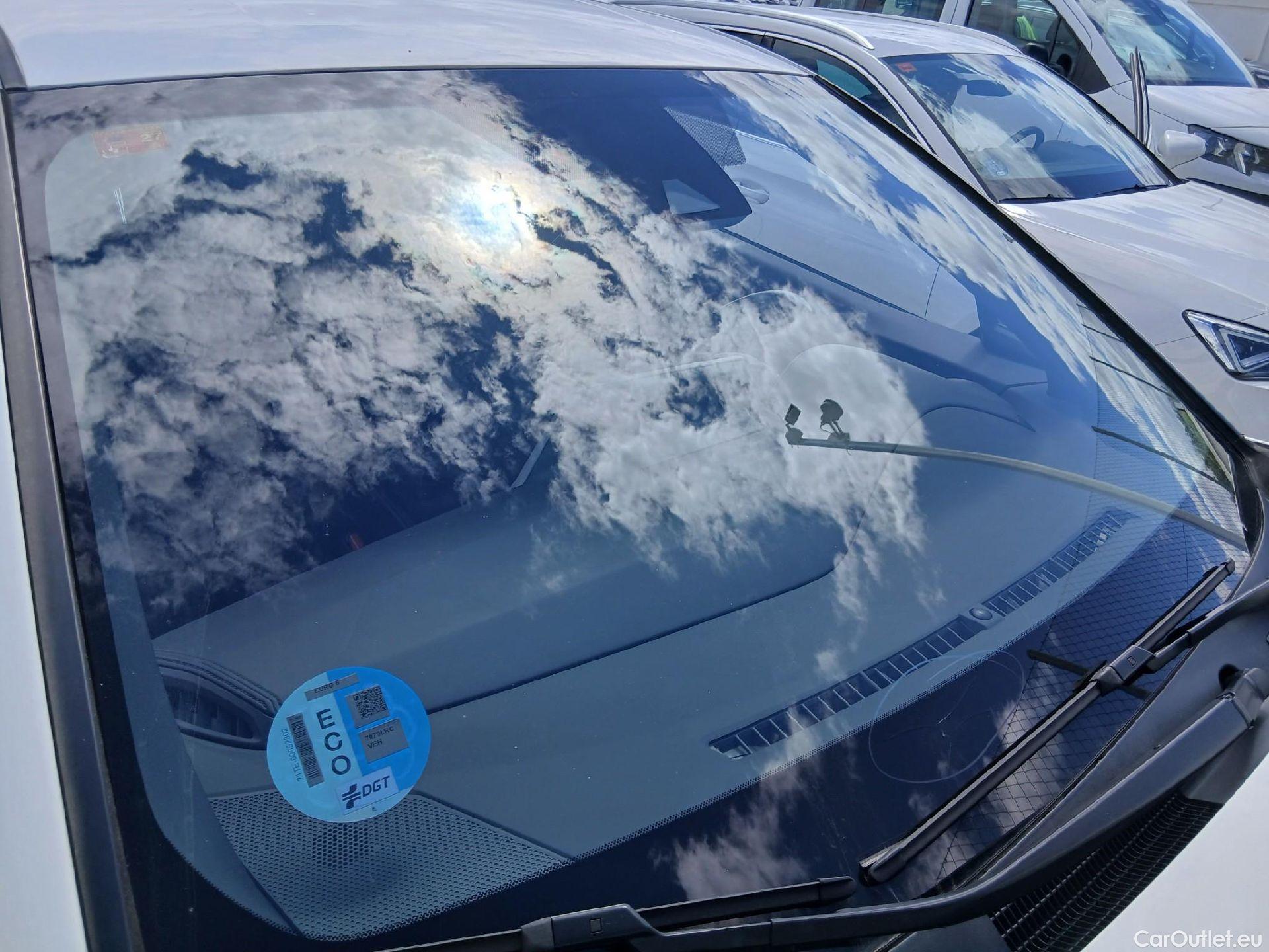 Toyota  C-HR TOYOTA  / 2019 / 5P / todoterreno 1.8 125H Active #2