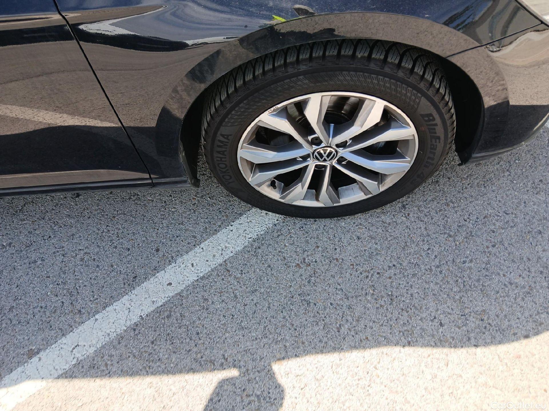 Volkswagen  Passat VOLKSWAGEN  / 2019 / 5P / familiar Variant Executive 2.0 TDI 110kW DSG #31
