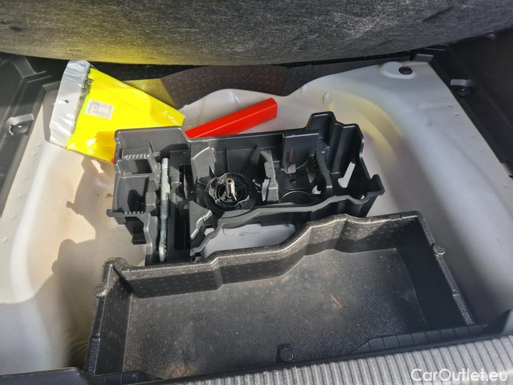  Peugeot  2008 PEUGEOT  / 2019 / 5P / todoterreno Active BlueHDI 100 S&S BVM6 #4